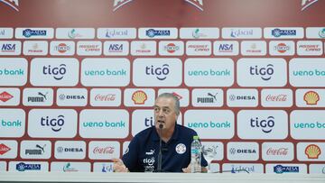 AME7002. YPANÉ (PARAGUAY), 14/10/2024.- El seleccionador de Paraguay, el argentino Gustavo Alfaro, habla en una rueda de prensa este lunes, en el Centro de Alto Rendimiento (Carde) en Ypané (Paraguay). Paraguay enfrentará a Venezuela en la décima fecha de las eliminatorias sudamericanas para el Mundial de 2026. EFE/ Juan Pablo Pino