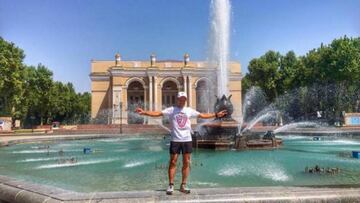 El ultramaratoniano Dean Karnazes, posa en Tashkent antes de iniciar su recorrido por la Ruta de la Seda.