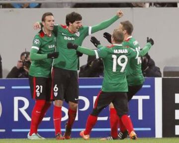 0-1. Mikel San José celebra con sus compañeros el gol conseguido.