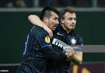 El suizo solo estuvo un semestre durante el 2015 en el Inter y ahí fue compañero de Gary Medel. Luego, el hoy volante de Liverpool pasó a Stoke City.