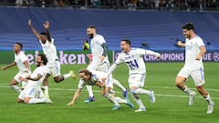 Rodrygo, Vinicius, Marcelo, Benzema, Modric, Lucas V&aacute;zquez y Asensio celebran el pase del Real Madrid a la final de la Champions sobre el c&eacute;sped del Bernab&eacute;u tras eliminar al Manchester City en semifinales.