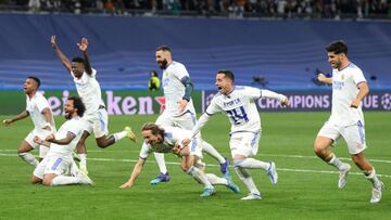 Rodrygo, Vinicius, Marcelo, Benzema, Modric, Lucas Vázquez y Asensio celebran el pase del Real Madrid a la final de la Champions sobre el césped del Bernabéu tras eliminar al Manchester City en semifinales.