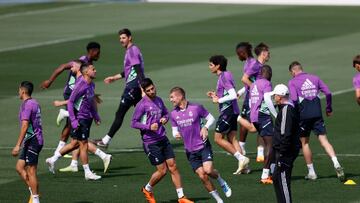 Ancelotti dirige el último entrenamiento del Madrid.