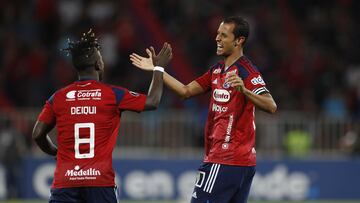 AME6949. MEDELLÍN (COLOMBIA), 03/05/2023.- Andrés Ricaurte del DIM celebra hoy con su compañero Deinner Quiñones (i) un gol de su equipo contra Metropolitanos, durante un partido por el Grupo B de la Copa Libertadores en el estadio Atanasio Girardot en Medellín (Colombia). de #10 EFE/LUIS EDUARDO NORIEGA A.
