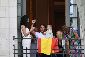 Rafa, con su hijo, en un balcón de París durante los Juegos Olímpicos.