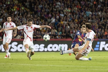 Se anticipa Pedri jugándose el tipo, Dro se gira, conduce y cede a Fermín, quien amaga dentro del área para finalizar de zurda