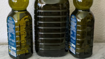 Una garrafa y dos botellas de aceite, a 21 de junio de 2024, en Madrid (España). El Gobierno aprobará en el Consejo de Ministros del próximo martes la rebaja del IVA del aceite de oliva al 0% a partir del 1 de julio. El Ejecutivo ya rebajó el aceite de oliva del 10% al 5% en 2023, una media que ahora se intensifica para dejar el IVA en el 0%. Además, Hacienda ha decidido que, de manera permanente, el aceite de oliva pase a formar parte del grupo de productos de primera necesidad como el pan, los huevos, las verduras y las frutas.
21 JUNIO 2024;MADRID;REBAJA DEL IVA;ACEITE DE OLIVA
Marta Fernández Jara / Europa Press
21/06/2024