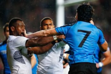 Lepani Botia (Fiji) y Matías Beer (Uruguay) se pelean tras el  ensayo que anotó el fiyiano Kini Murimurivalu.