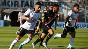 Futbol, Colo Colo vs Curico Unido.
Fecha 27, campeonato Nacional 2022.
El jugador de Colo Colo Juan Martin Lucero, izquierda , juega el balon contra Curico Unido durante el partido por la primera division disputado en el estadio Monumental.
Santiago, Chile.
09/10/2022
Jonnathan Oyarzun/Photosport
Football, Colo Colo vs Curico Unido.
27th date, 2022 National Championship.
Colo Colo’s players Juan Martin Lucero, left , play the ball against Curico Unido for the first division match held at Monumental stadium.
Santiago, Chile.
10/09/2022
Jonnathan Oyarzun/Photosport