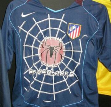 En 2004, Columbia Pictures patrocinó al Atlético de Madrid y aprovechó el estreno de la película 'Spiderman' para plasmarlo en la camiseta rojiblanca. 