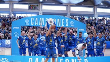 La plantilla del Peñíscola FS celebra su ascenso a Primera.