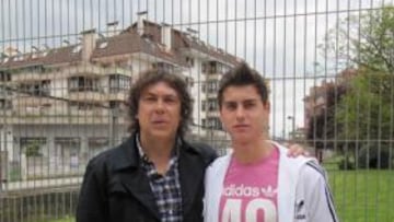 <b>SAGA ASTURIANA. </b>Mino posa con su hijo, Álex Serrano, que acaba contrato con el Sporting en julio.