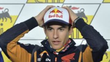 El líder del Mundial de MotoGP, Marc Márquez, sufrió una aparatosa caída sin consecuencias.