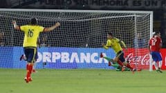James, luego de marcar el gol del empate, en el estadio Nacional; Daniel Torres (16) celebra a la distancia.