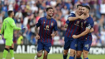 Los jugadores del Eldense celebran el gol contra el Almería.