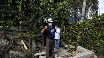 Familia de escasos recursos en su hogar