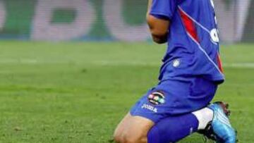 <b>LAMENTO. </b>Soldado, de rodillas, no sabe si estará en San Mamés.