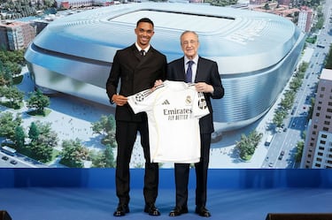 Alexander-Arnold y Florentino Pérez durante la presentación.
