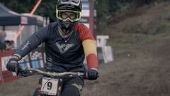 &Aacute;ngel Su&aacute;rez tras la l&iacute;nea de meta de una de las pruebas de la UCI MTB World Cup de DH, con su maillot The YT Mob y la bandera de espa&ntilde;a como campe&oacute;n de Mountain Bike Descenso. 