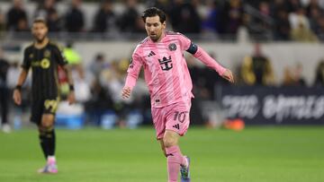 Aficionados del LAFC salieron con una pancarta con una imagen de Messi que dice Pessi y que muestra al astro argentino con la cara deformada.