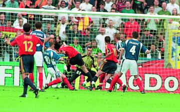 La Selección tuvo que jugarse el pase a octavos de la Eurocopa de Holanda y Bélgica 2000 contra Yugoslavia. En Brujas salió a relucir la épica cuando todo estaba perdido. Mendieta y Alfonso dieron la vuelta al marcador en el tiempo de descuento en un final emocionante.