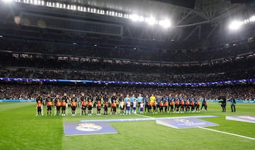 Formación de los equipos del Real Madrid y Sporting de Braga en el centro del campo.