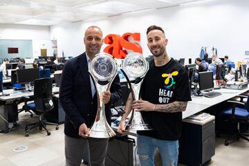 Vadillo y Rivillos, con los dos trofeos de Champions en la redacción de AS.