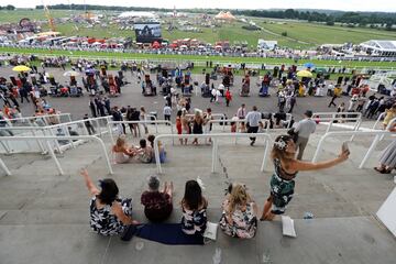 Baile de sombreros en el "Ladies Day" de Epsom