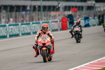 Marc Márquez en la primera curva durante la carrera del Gran Premio MotoGP PETRONAS de Malasia en el Circuito de Sepang