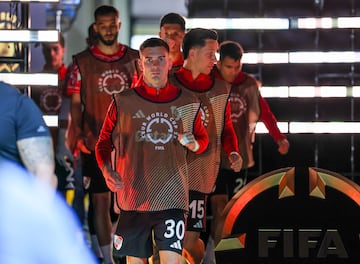 Franco Mastantuono camina por el túnel de vestuarios del Lumen Field de Seattle.