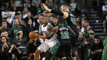 Bradley Beal trata de librarse del dos contra uno de Terry Rozier y Aron Baynes.