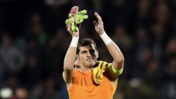 Iker Casillas saluda a los aficionados al t&eacute;rmino del partido.