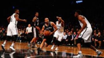 Tony Parker se lanza hacia de los Brooklyn Nets.