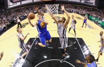 Klay Thompson entra a canasta ante Tim Duncan.