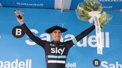 El espa&ntilde;ol Mikel Landa (Sky) en el podio tras imponerse en la segunda etapa de la 56 Vuelta al Pa&iacute;s Vasco. 