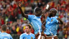 Brussels (Belgium), 08/06/2024.- Romelu Lukaku (R) of Belgium celebrates with teammates after scoring the opening goal from the penalty spot during the international friendly soccer match between Belgium and Luxembourg, in Brussels, Belgium, 08 June 2024. (Futbol, Amistoso, Bélgica, Luxemburgo, Bruselas, Luxemburgo, Roma) EFE/EPA/OLIVIER MATTHYS
