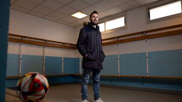 Álex Izquierdo, en los vestuarios del Juan Carlos Higuero, posa para AS.