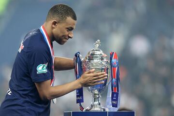 Kylian Mbappé, consigue la Copa de Francia con el PSG tras ganar al Olympique de Lyon.