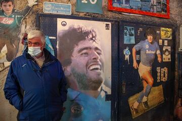 Los aficionados homenajean a Maradona en las calles de Nápoles.