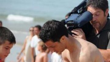 Cicinho, firmando un autógrafo como sevillista