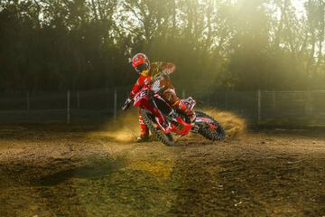 Entrenar en circuitos de motocross es una de sus pasiones.