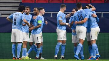 24 February 2021, Hungary, Budapest: Manchester City&#039;s Bernardo Silva (4th R) celebrates scoring his side&#039;s first goal with team mates during the UEFA&nbsp;Champions League round of 16, first leg soccer match between Borussia Moenchengladbach an