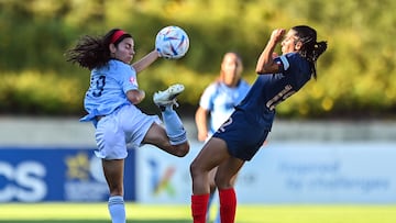 Ane Elexpuru controla de espuela un balón ante una rival de Francia.