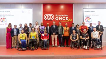 Foto de familia tras la presentaci&oacute;n de la nueva temporada de la Divisi&oacute;n de Honor de la Liga Nacional Baloncesto en Silla de Ruedas-Trofeo Fundaci&oacute;n ONCE