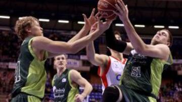 Mindaugas Kuzminskas, Vladimir Stimac y Guillermo Hernang&oacute;mez tratan de quedarse con el bal&oacute;n.