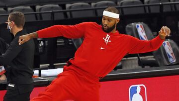 DeMarcus Cousins, durante su etapa en Houston, se saluda con el pie con Rudy Gay, jugador de San Antonio Spurs.