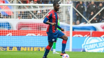 Cristian Zapata en un partido con San Lorenzo.