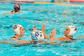 Paula Cresp choca la mano con Elena Ruiz, en un partido de Copa de la Reina del CN Sant Andreu.