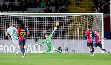 El delantero noruego del Atlético de Madrid Sorloth marca el definitivo 1-2 al Barcelona en el minuto 95, el 21 de diciembre de 2024 durante la jornada 18. El equipo rojiblanco tuvo suerte en un partido en el que el Barcelona gozó de varias ocasiones claras para ganar. 

 