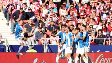 Espanyol's Spanish defender Aleix Vidal (L) and teammates celebrate after Espanyol's Spanish midfielder Sergi Darder (C) scored his team's first goal during the Spanish league football match between Club Atletico de Madrid and RCD Espanyol at the Wanda Metropolitano stadium in Madrid on November 6, 2022. (Photo by Thomas COEX / AFP)